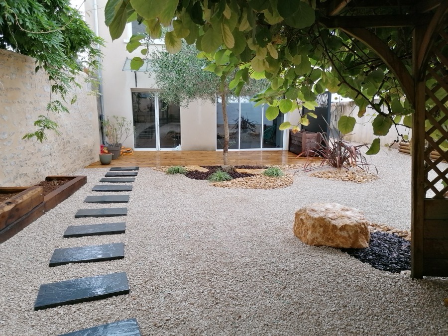 Cour aménagée en jardin minéral, pas japonais en ardoise et rochers